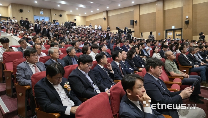 1일 한국피지컬AI협회 창립식 겸 콘퍼런스가 열린 서울 여의도 국회의원회관 대회의실을 가득 채운 청중들. ⓒ박종진기자