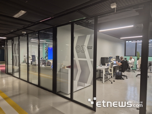 스타트업 직원들이 자신의 사무 공간에서 업무를 보고 있는 모습.