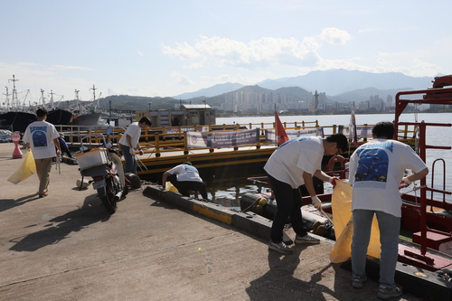 동아오츠카, 동해지방해양경찰청과 청초호 정화활동 나서