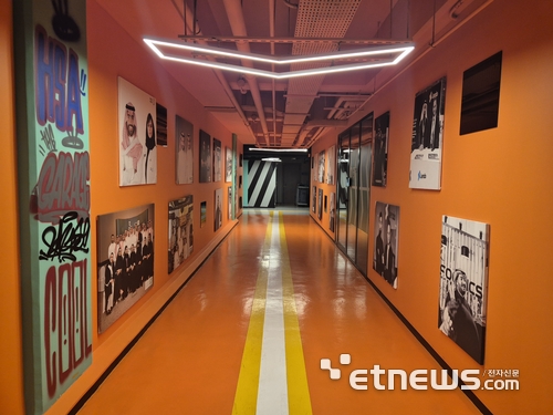 1층 벽면에는 성공한 스타트업들의 사진이 전시되어 있다.