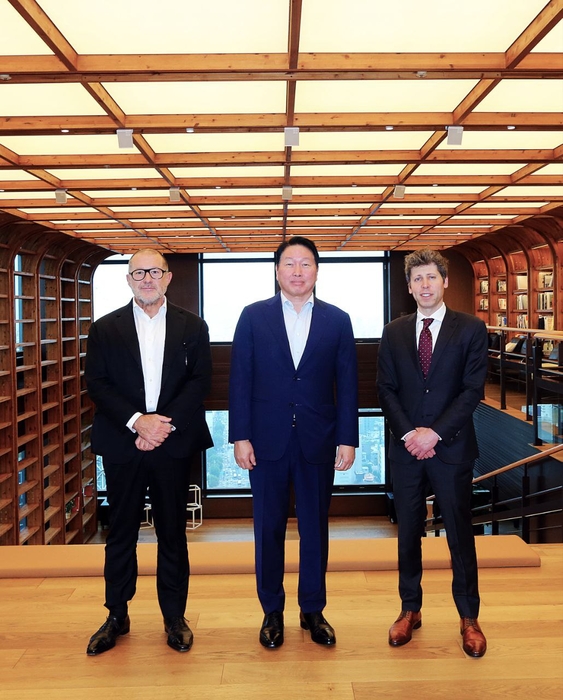 최태원 SK그룹 회장(가운데)과 샘 올트먼 오픈AI 최고경영자(CEO·오른쪽), 조나단 아이브 오픈AI 크리에이티브 헤드(왼쪽)가 1일 서울 종로구 SK서린빌딩에서 기념 촬영을 하고 있다. (사진=SK)