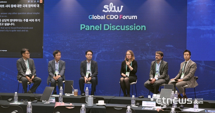 서울AI재단과 전자신문이 공동 주최한 글로벌 CDO 포럼이 1일 서울 삼성동 코엑스에서 열렸다. 패널토의가 진행되고 있다.  박지호기자 jihopress@etnews.com