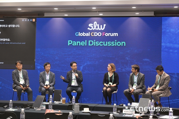 [포토] 김익회 센터장, 글로벌 CDO 포럼 진행