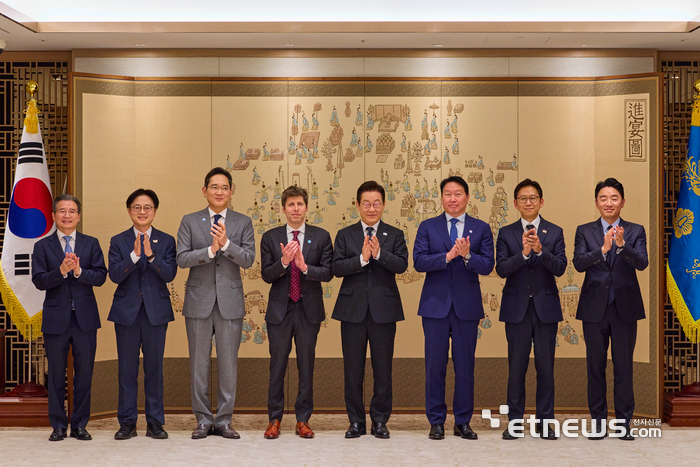 기념촬영하는 이재명 대통령과 이재용-샘 올트먼-최태원 회장
