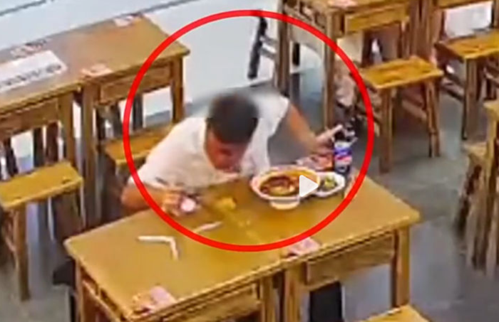 중국 곳곳을 돌아다니며 음식에 이물질이 들어있다고 거짓으로 주장하고 이를 빌미로 금전을 뜯어낸 일당이 경찰에 붙잡혔다. 사진=중국 CCTV 캡쳐