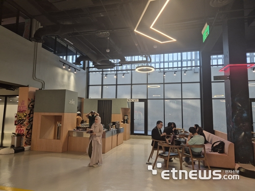 'The Garage' 내에 위치한 카페 모습.