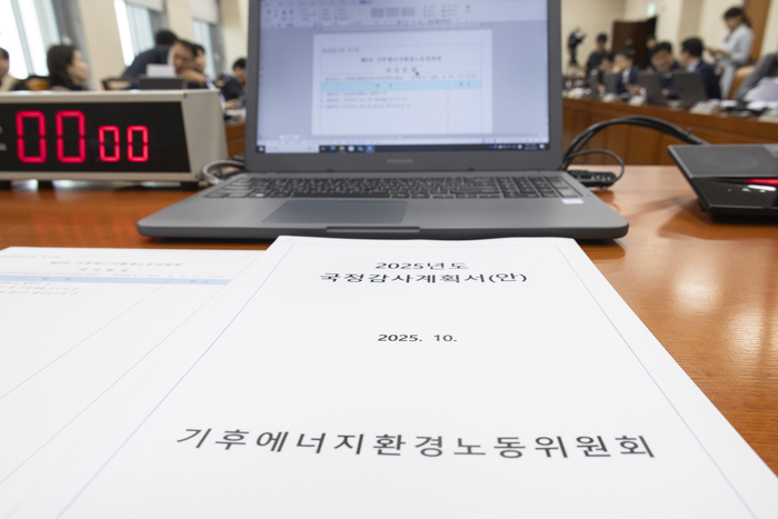 정부조직법 개정에 따라 에너지 관련 업무가 추가된 환경부의 명칭이 기후에너지환경부로 변경돼 국회의 소관 상임위인 환경노동위원회의 이름도 변경된 1일, 국회에서 열린 기후에너지환경노동위원회 전체회의장에 상임위 명칭이 변경된 자료가 회의장 책상에 놓여 있다. 연합뉴스