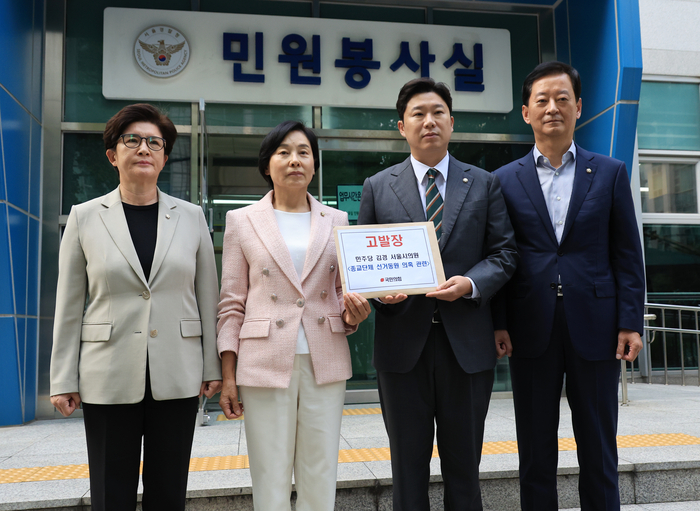 종교단체 선거동원 의혹 고발장 접수하는 국민의힘      (서울=연합뉴스) 최재구 기자 = 국민의힘 최은석(오른쪽부터), 진종오, 서명옥, 강선영 의원이 1일 종교단체 선거동원 의혹 관련 민주당 김경 서울시의원을 고발하기 위해 서울지방경찰청 민원실을 방문, 고발장을 들고 사진촬영을 하고 있다. 2025.10.1     jjaeck9@yna.co.kr (끝)