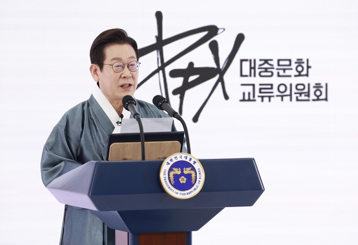 이재명 대통령, 대중문화교류위원회 출범식 발언     (고양=연합뉴스) 김도훈 기자 = 이재명 대통령이 1일 경기 고양시 킨텍스에서 열린 대중문화교류위원회 출범식에서 발언하고 있다. 2025.10.1 [대통령실통신사진기자단]     superdoo82@yna.co.kr (끝)