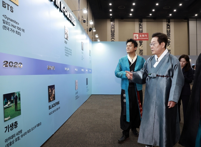 K컬처 체험존 관람하는 이재명 대통령과 박진영 공동위원장     (고양=연합뉴스) 김도훈 기자 = 이재명 대통령이 1일 경기 고양시 킨텍스에서 열린 대중문화교류위원회 출범식에서 박진영 대중문화교류위원회 공동위원장과 K컬처 체험존 전시물을 관람하고 있다. 2025.10.1 [대통령실통신사진기자단]     superdoo82@yna.co.kr (끝)