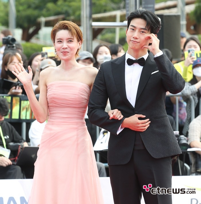 [ET포토] 옥택연-장도연, 'SDA 2025 레드카펫의 시작'