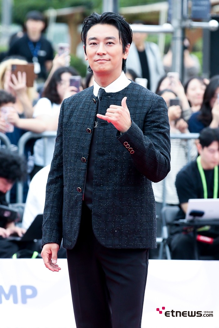 [ET포토] 주지훈, '그의 시그니처~딸랑 딸랑'