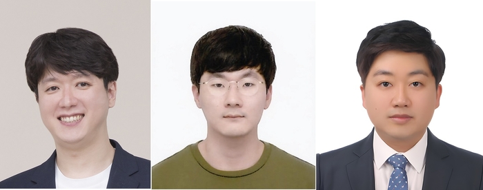 왼쪽부터 강재모 교수, 안재신 박사과정생, 정희철 교수