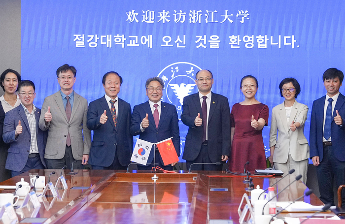 오상진 AICA 단장(왼쪽 세 번째)이 지난달 강기정 광주시장(가운데)과 함께 중국의 대표적 인공지능(AI) 기술인재 육성 대학인 저장대를 방문해 AI 인재육성 등 협력 방안을 논의한 뒤 기념촬영했다.