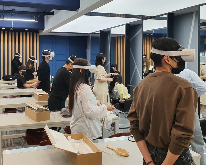 동의과학대학교 스마트뷰티케어과 학생들이 VR·AI 두피관리 교육을 수강하고 있다. (사진=동의과학대)