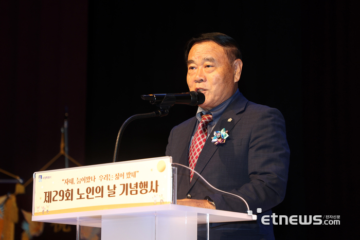 이재식 수원시의회 의장이 1일 수원문화원 빛누리아트홀에서 열린 '제29회 노인의 날' 기념행사에 참석해 인사말을 하고 있다.