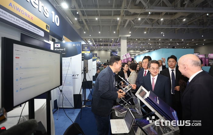 김동연 경기지사(오른쪽 세 번째)가 1일 수원컨벤션센터에서 열린 '경기 스타트업 서밋'에 마련된 기업 부스를 관람했다.