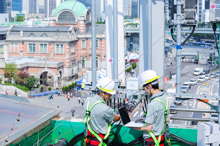 LG유플러스 임직원이 서울역 인근 네트워크 장비를 점검하고 있는 모습