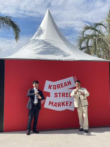 SBA는 파트너사로 선정된 라이프스타일 기업 루에랑과 함께 1일(현지시간) 프랑스 니스에서 서울을 담은 식음료(F&B) 공간인 '코리아 스트리트 마켓(Korea Street Market)'을 오픈했다. 사진 왼쪽부터 김현우 SBA 대표, 김직 루에랑 대표. 사진=SBA 제공
