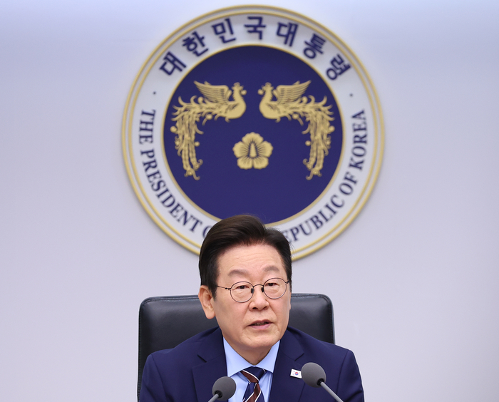 수석보좌관회의 주재하는 이재명 대통령 (서울=연합뉴스) 김도훈 기자 = 이재명 대통령이 2일 용산 대통령실에서 수석보좌관회의를 주재하고 있다. 2025.10.2 superdoo82@yna.co.kr (끝)