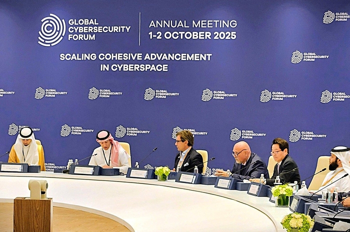 안랩 강석균 대표(우측에서 두 번째)가 사우디아라비아 리야드에서 열린 'GCF 2025'의 SITE 주관 'Cyber CxO Meeting'에 참가했다. 안랩 제공