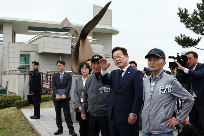 실향민 가족과 북녘 바라보는 이재명 대통령     (강화=연합뉴스) 김도훈 기자 = 이재명 대통령이 추석 연휴 첫날인 3일 인천 강화군 강화평화전망대에서 실향민 가족들과 북한 황해북도 개풍군 일대를 바라보며 이야기를 나누고 있다. 2025.10.3 [대통령실통신사진기자단]     superdoo82@yna.co.kr (끝)