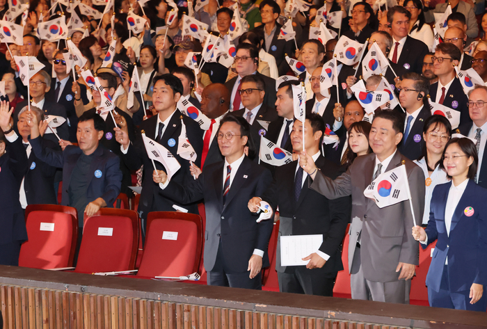 태극기 흔드는 김민석 총리     (서울=연합뉴스) 이정훈 기자 = 김민석 국무총리가 3일 서울 종로구 세종문화회관에서 열린 개천절 경축식에서 참석자들과 만세삼창을 한 뒤 태극기를 흔들고 있다. 2025.10.3     uwg806@yna.co.kr (끝)