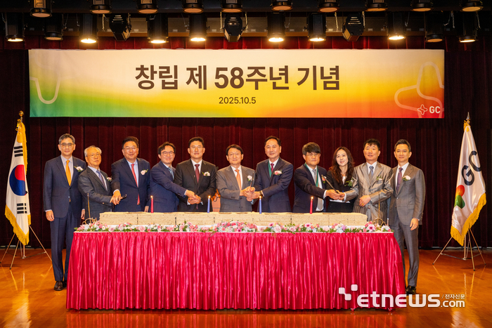 허일섭 GC(녹십자홀딩스) 회장(왼쪽에서 여섯 번째)과 임직원들이 창립 58주년 기념식을 갖고 축하 떡을 자르고 있다.