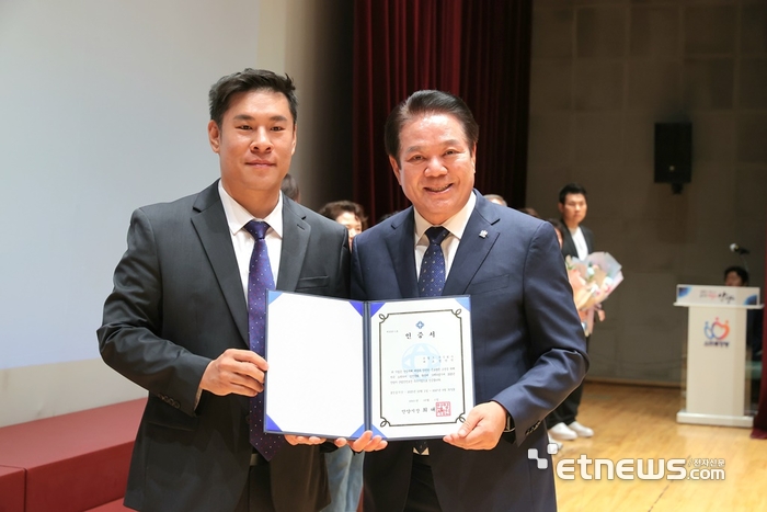 최대호 안양시장(오른쪽)이 1일 시청 대강당에서 정만석 슈말츠 대표에게 산업안전보건 우수기업 인증서를 수여하고 기념 촬영했다.