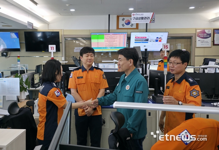 김진태 지사, 119 상황실 점검 격려…추석연휴 안전 대응 총력