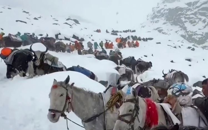 지난 4일(현지시간) 중국 시짱(티베트)자치구의 에베레스트산 동쪽 경사면 일대에서 눈보라에 고립된 등산객들을 구조하기 위해 구조대가 산을 오르는 모습. 사진=연합뉴스