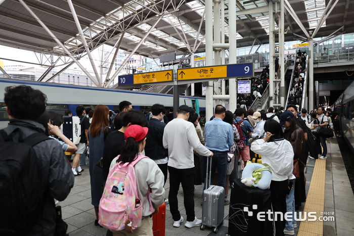 [포토] 추석 연휴 서울역, 집으로 향하는 귀경객