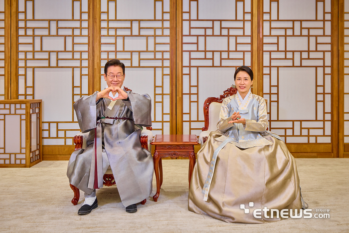 [포토] 추석 메시지 전하는 이재명 대통령과 김혜경 여사