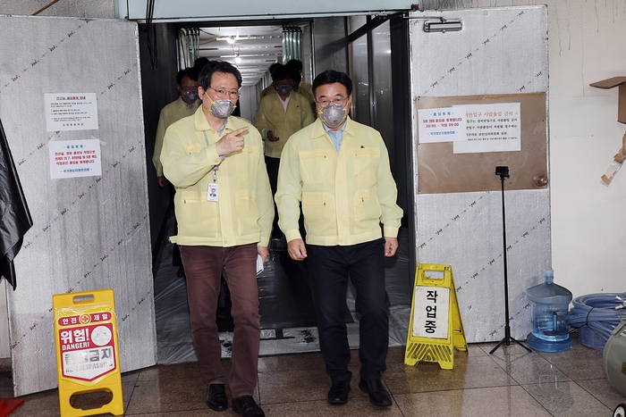 윤호중 행정안전부 장관(오른쪽)이 8일 오후 국가정보자원관리원 대전센터를 방문하여 화재로 서비스가 중단된 행정정보시스템 복구현장을 점검하고 있다. 행안부 제공