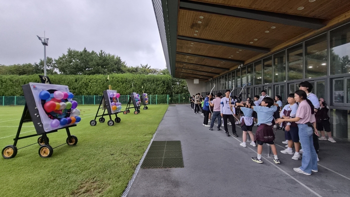 현대제철이 개최한 초등학생 양궁장 초청행사에 참가한 학생들이 양궁 미니게임을 즐기고 있는 모습. 현대제철