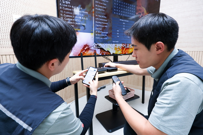 AI 업무 비서로 문제를 해결하는 LG유플러스 현장 직원의 모습