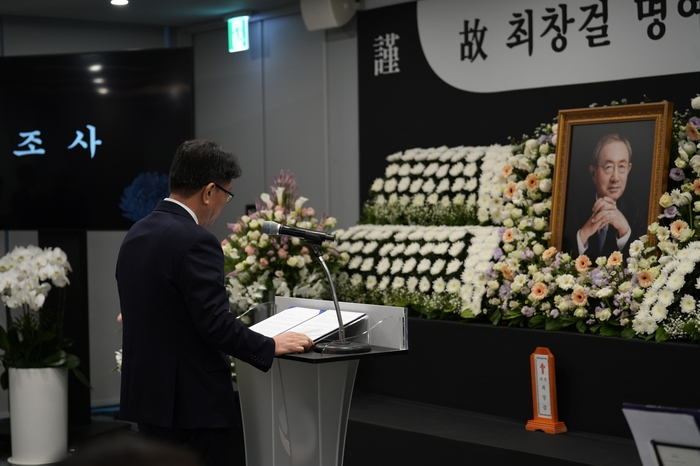 서울 종로구 고려아연 본사에서 진행된 고(故) 최창걸 고려아연 명예회장 영결식에서 이제중 고려아연 부회장이 조사를 낭독하고 있다. 고려아연