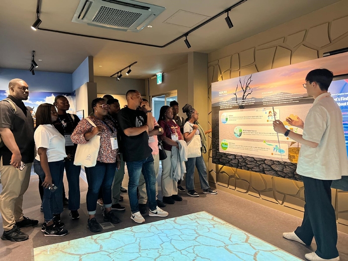 지난 7월 20일부터 8월 2일까지 가나 수자원위생국 공무원들을 초청하여 진행된 역량강화 교육에서 한국수자원공사 관계자가 국내 물관리 방안 등을 소개하고 있다.( 사진은 한국수자원공사 대전 본사 가뭄교육체험장 연수 모습). 사진 출처 : 수공