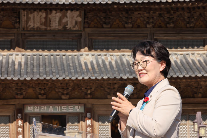 더불어민주당 권향엽 의원이 11일 전남 구례군 마산면 화엄사 보제루 앞에서 UN 세계 요가의 날을 기념해 열린 제5회 지리산 대화엄사 요가대회에서 축사하고 있다. 연합뉴스