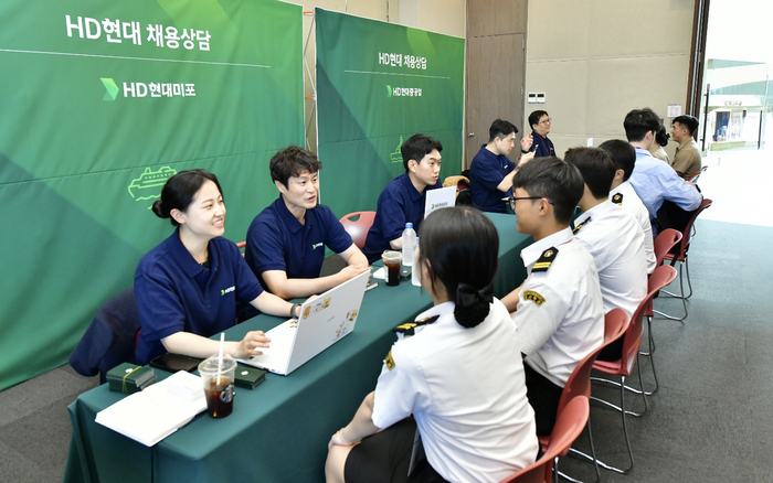 올해 5월 '마덱스 2025' 현장에서 실시한 채용박람회 모습. HD현대