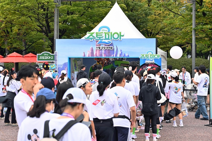 [포토] 비가 와도 즐겁게 '디즈니런 서울 2025' 달려요~