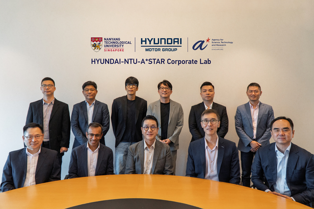 람쿽얀 NTU 부부총장(앞줄 왼쪽부터), 알페시 파텔 HMGICS CIO 상무, 박현성 HMGICS 법인장 상무, 림켕후이 A*STAR 과학·공학 연구 위원회 부청장, 데이비드 로우 A*STAR CEO.