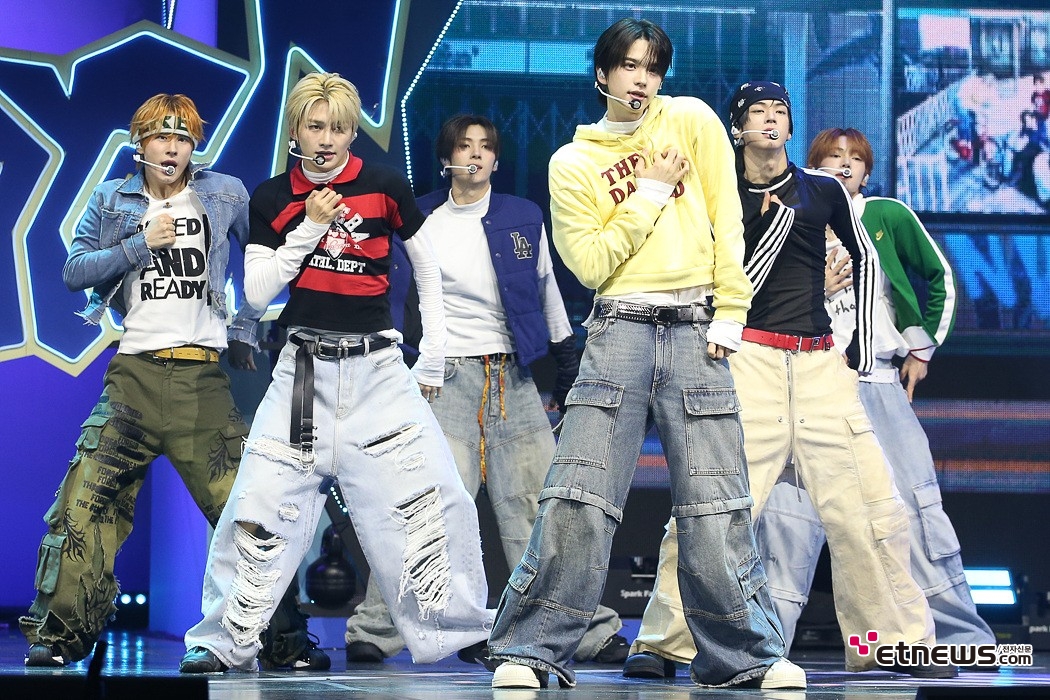 [ET포토] 투어스, '도파민 충전하세요'