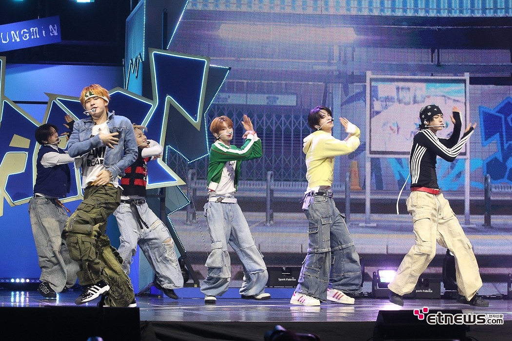 [ET포토] 투어스, '오버드라이브 첫 무대'