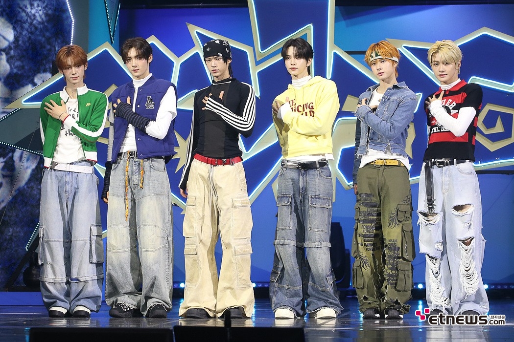 [ET포토] 투어스, '미니 4집의 시그니처'