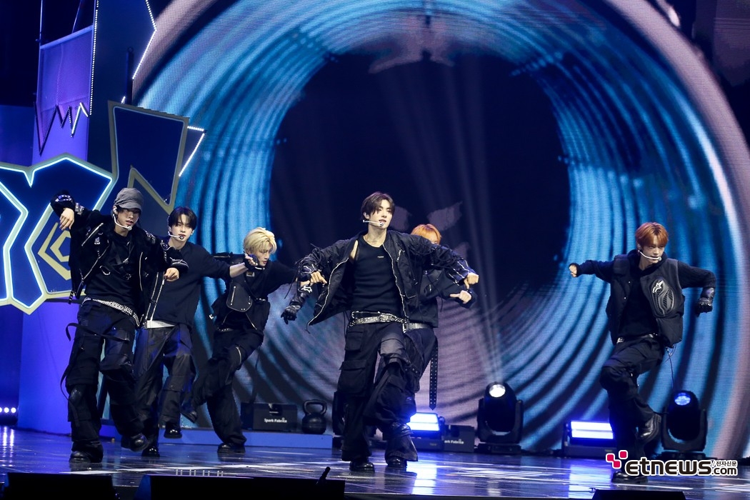 [ET포토] 투어스, '무대에서 프리하게'