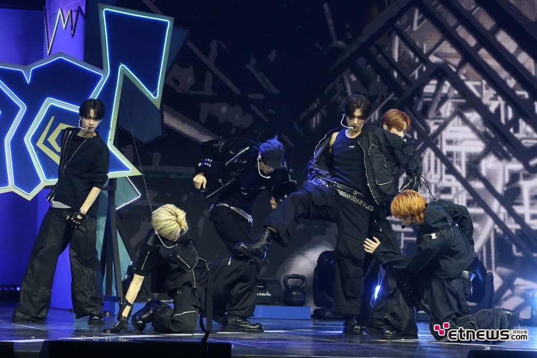 [ET포토] 투어스, '치열함이 느껴지는 무대'