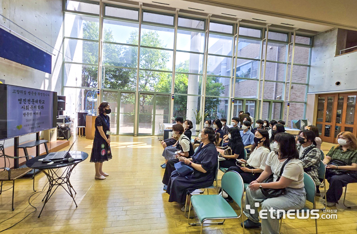 영진전문대 사회복지과 재학생들이 지난달 일본 연수 중 교토 고향의집(양로원)을 방문, 시설 운영에 대한 설명을 듣고 있다.