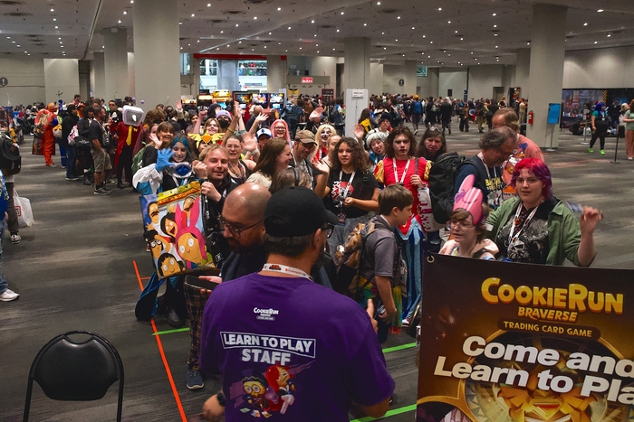 뉴욕코믹콘에서 열린 쿠키런 카드 게임 오프라인 강습회 참가 대기줄이 길게 늘어서 있다.(데브시스터즈 제공)