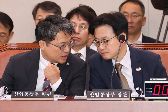산업통상부 김정관 장관과 문신학 차관이 13일 서울 국회에서 열린 산업통상자원중소벤처기업위원회 국정감사 개회에 앞서 대화하고 있다. 연합뉴스